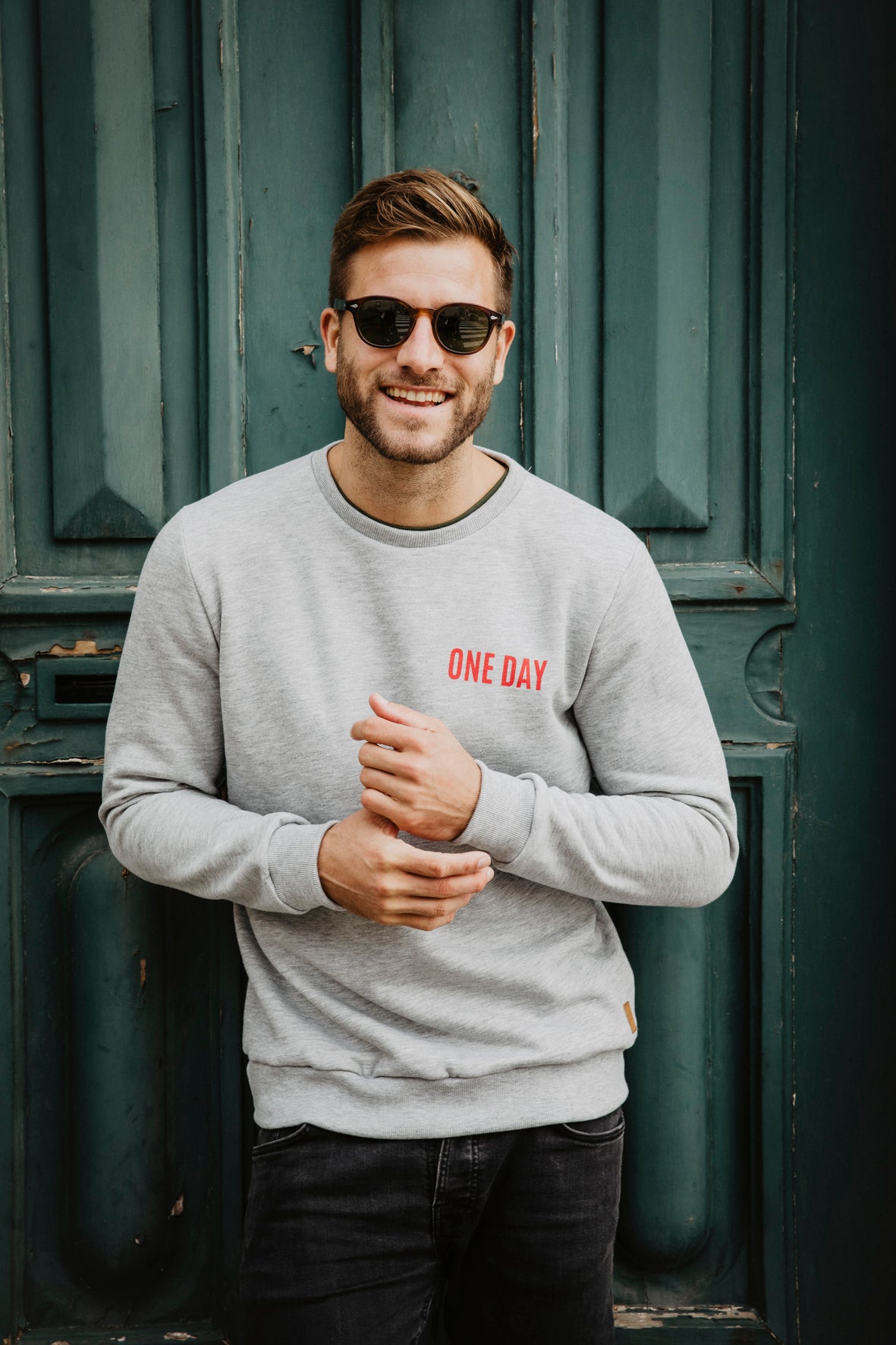 BE A BADASS Sweater Unisex, Light Grey